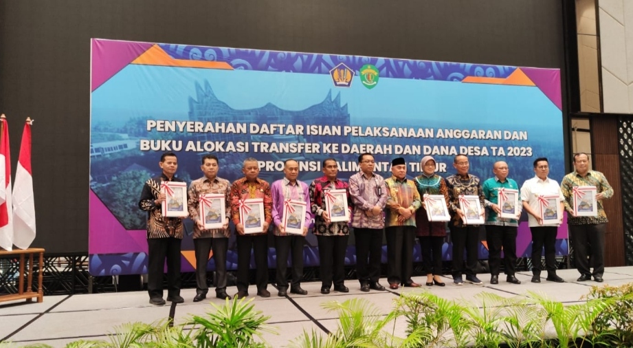 Isran Noor Serahkan DIPA dan Buku TKDD Tahun 2023 ke Asisten II Seskab Kutim