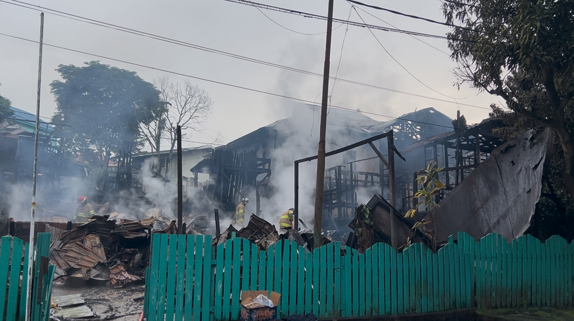 Kebakaran Hebat Hanguskan Rumah dan Kontrakan di RT 37 Perumahan G House