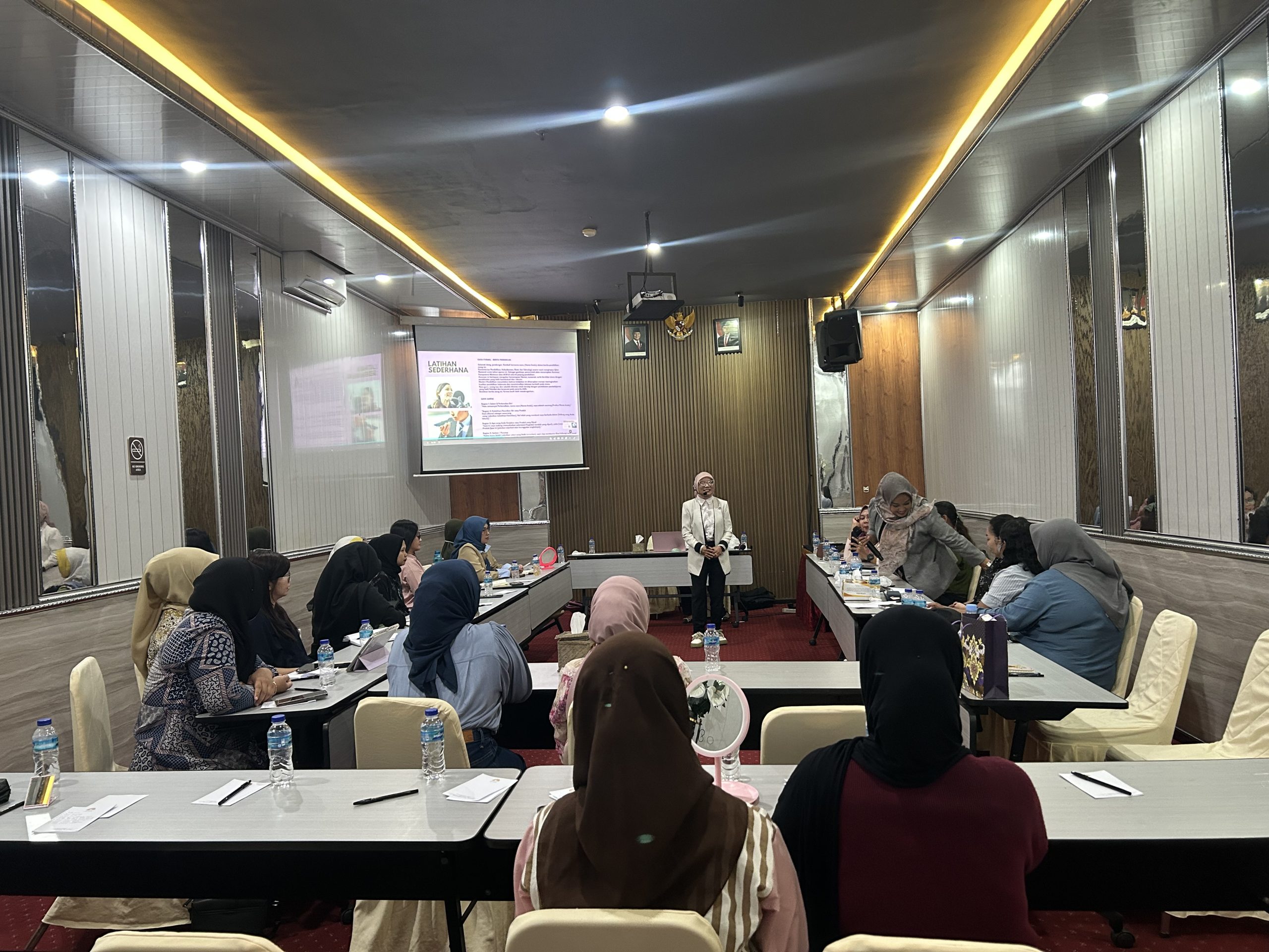 Tak Sekedar Bicara, Tapi Menginspirasi : Kisah Perempuan Kutim di Pelatihan Public Speaking