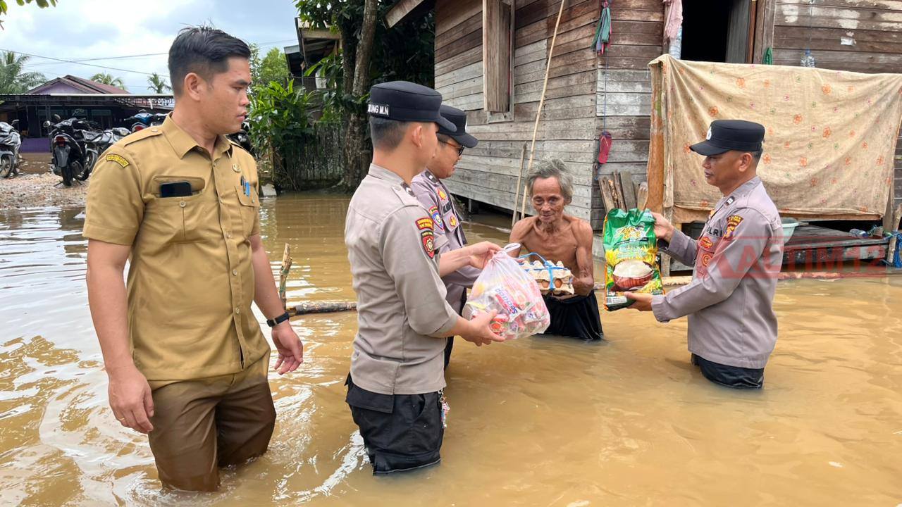 Tanggap Bencana, Kapolsek Muara Wahau Pimpin Pembagian Sembako di Lokasi Banjir